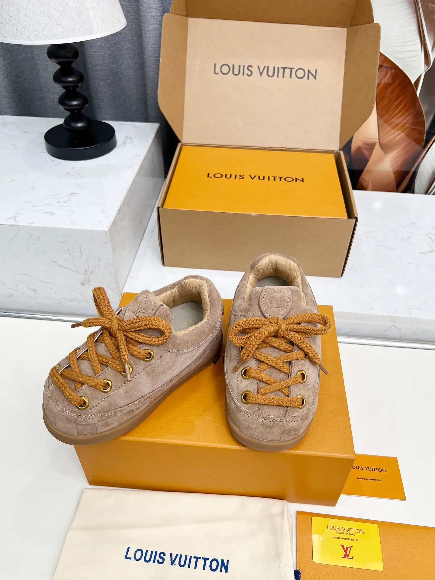 [L Family] P: 740💰 Couple model, size: women 35-41 (customized at 41 for women), 39-46 for men (customized at 45.46) The 2025 iteration of this Time Out sneaker, couple model, LV co-branded nigo, donkey brand, Louis Vuitton, ugly, cute😍Many Internet celebrities have shown off their feet, a classic and versatile item. Fabric: Imported high mercerized cow suede. Lining: high-grade elastic mesh, outsole: original molded outsole, palm print rubber outsole with hidden L letter and Monongram flower.